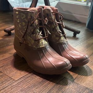 Sperry Women's Saltwater Metallic Jacquard Duck Boot